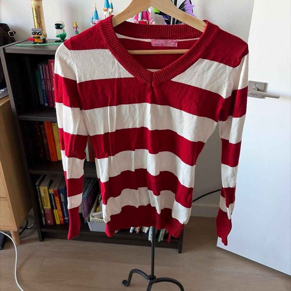 Yi Si Man Women's Red White Striped V-Neck Sweater One Size